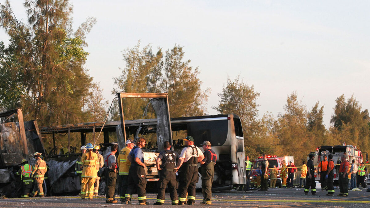 Al menos 9 muertos y 32 heridos tras chocar un camión con remolque contra un autobús en Orland