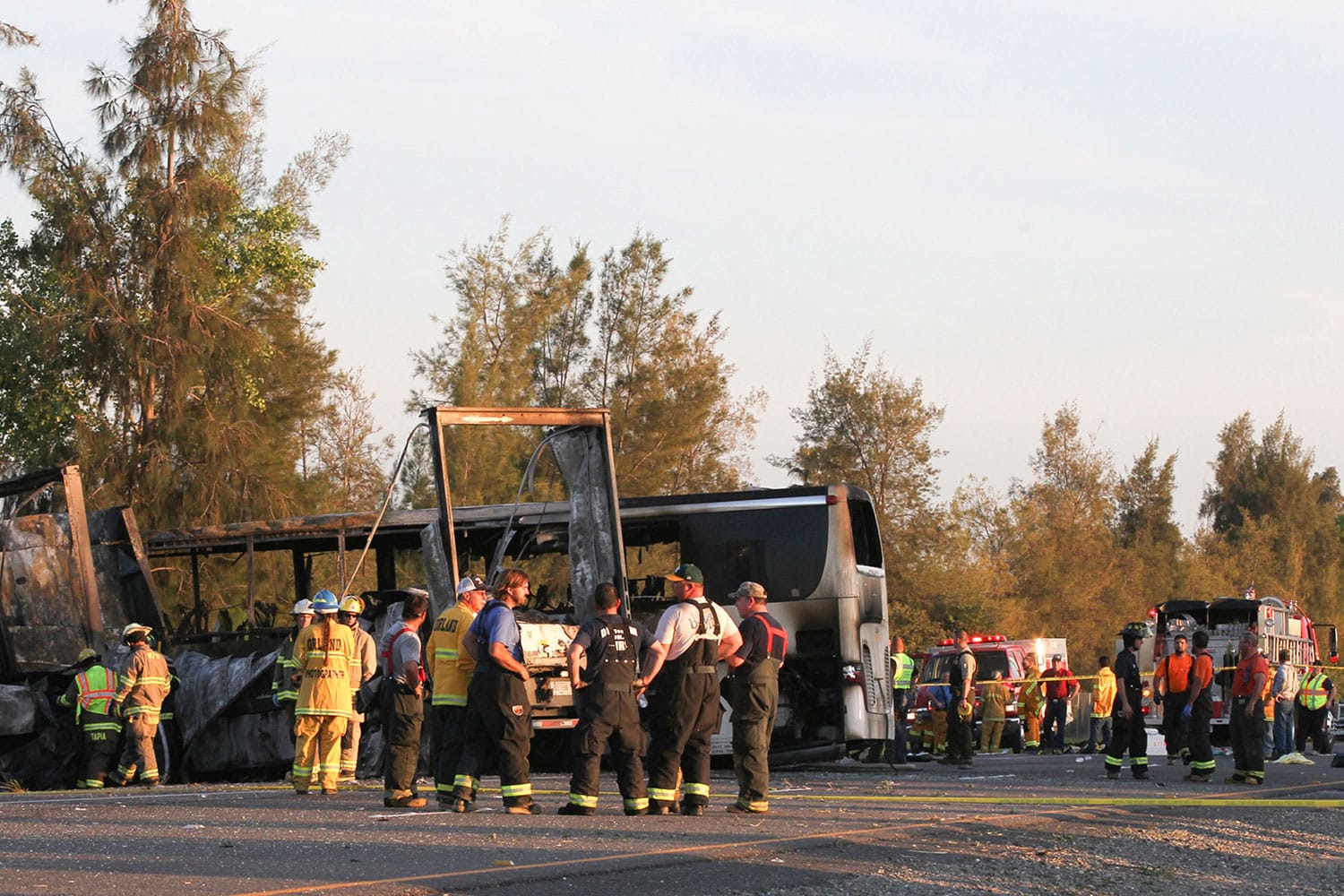 Al menos 9 muertos y 32 heridos tras chocar un camión con remolque contra un autobús en Orland