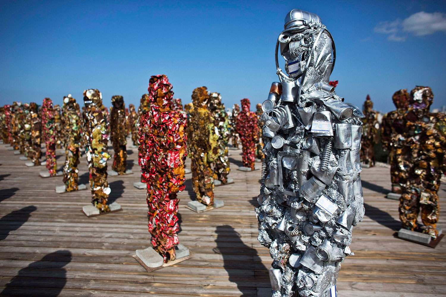 Tel Aviv recibe "Trash People", figuras realizadas con 20 toneladas de material reciclado