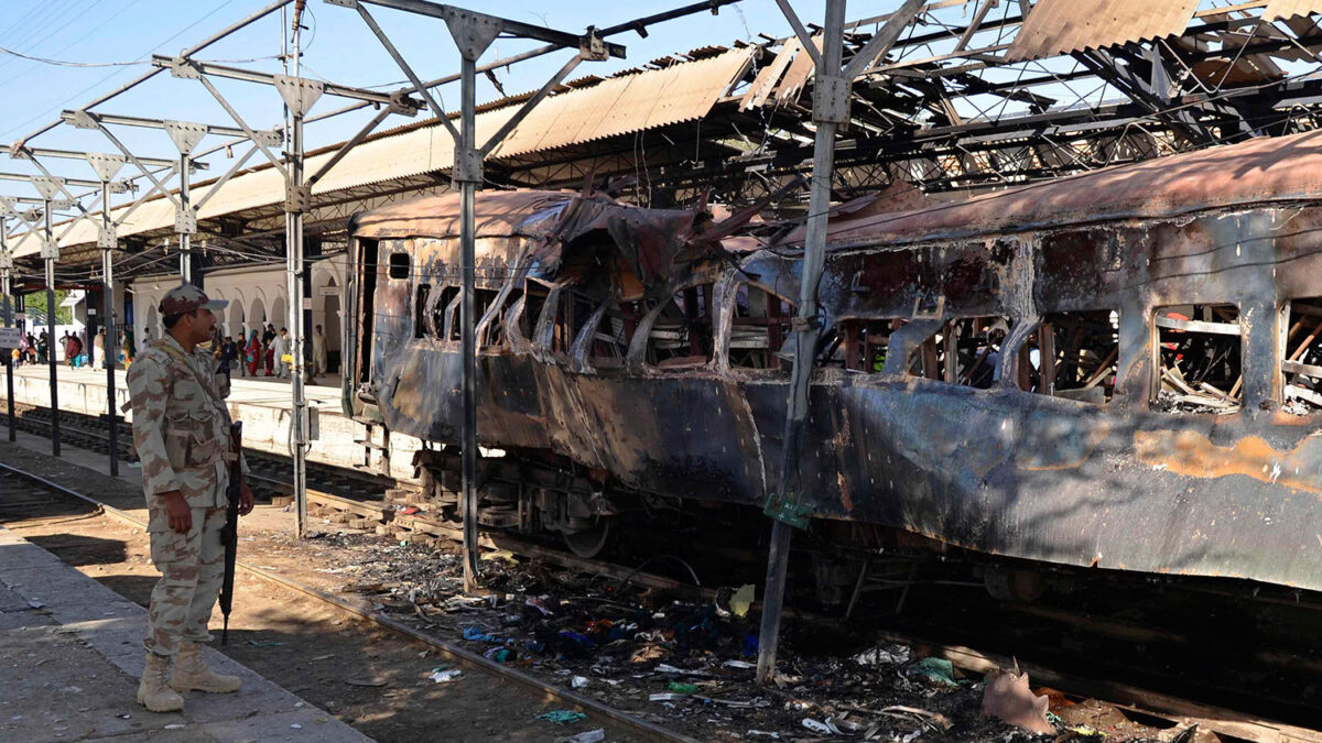 Una bomba en un tren de pasajeros deja 14 muertos en Baluchistán