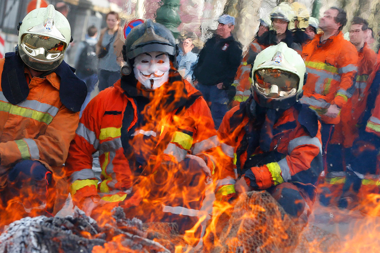 Protesta de bomberos en Bruselas exigen mejores condiciones laborales