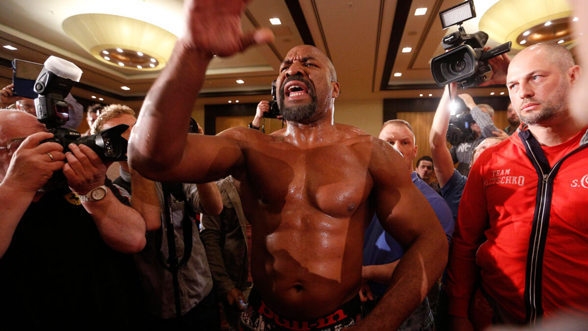 El boxeador, Shannon Briggs, irrumpe en una rueda de prensa y arremete contra Alex Leapai