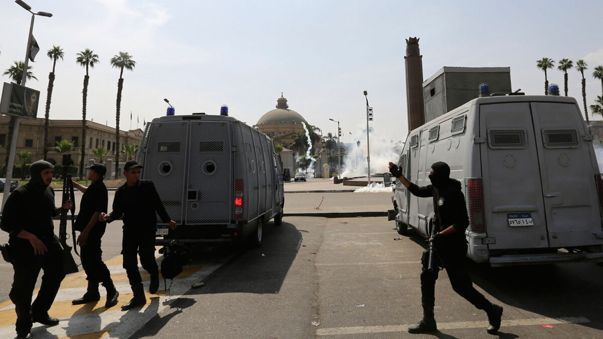 Una bomba hiere a dos policías en el centro de El Cairo