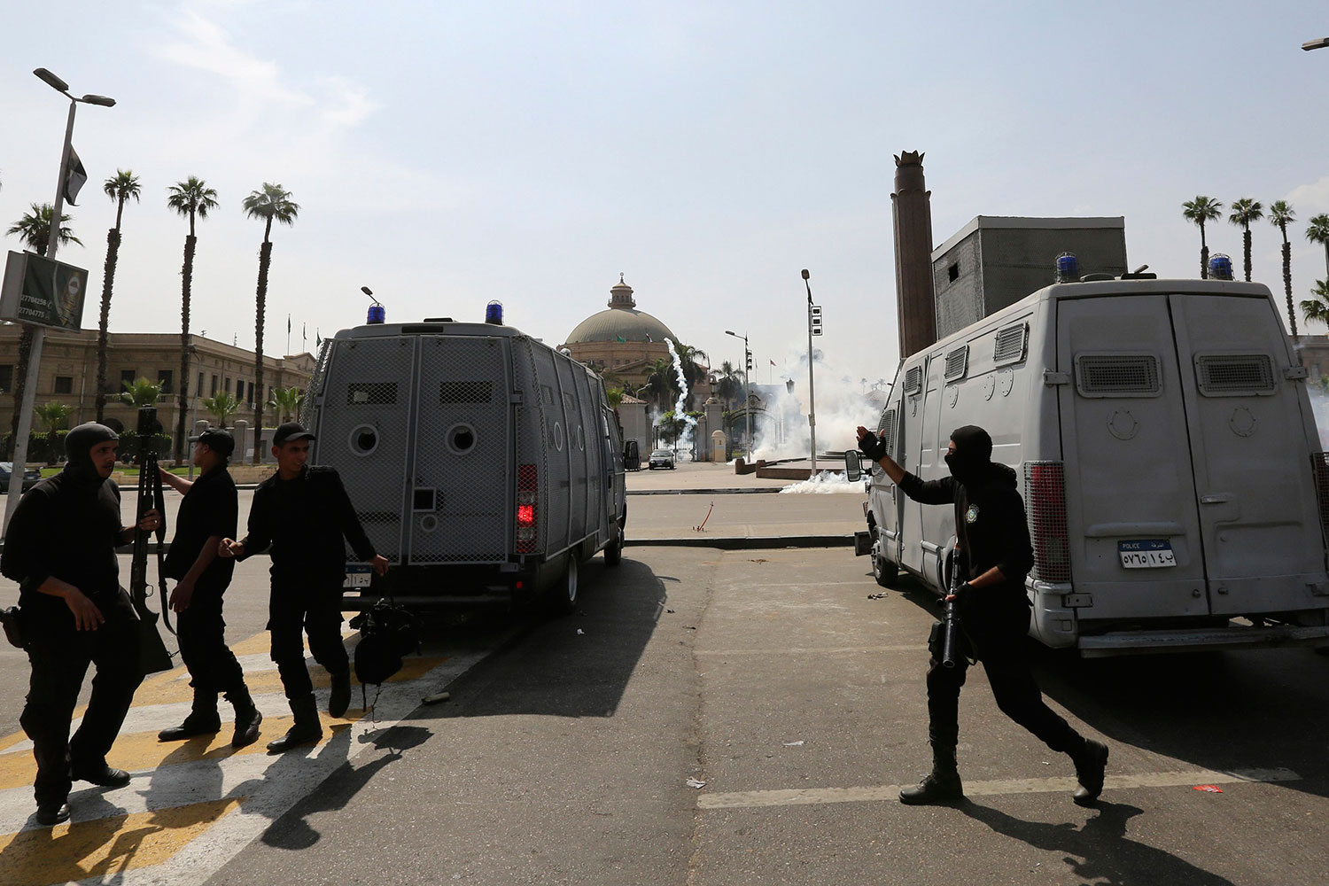 Una bomba hiere a dos policías en el centro de El Cairo