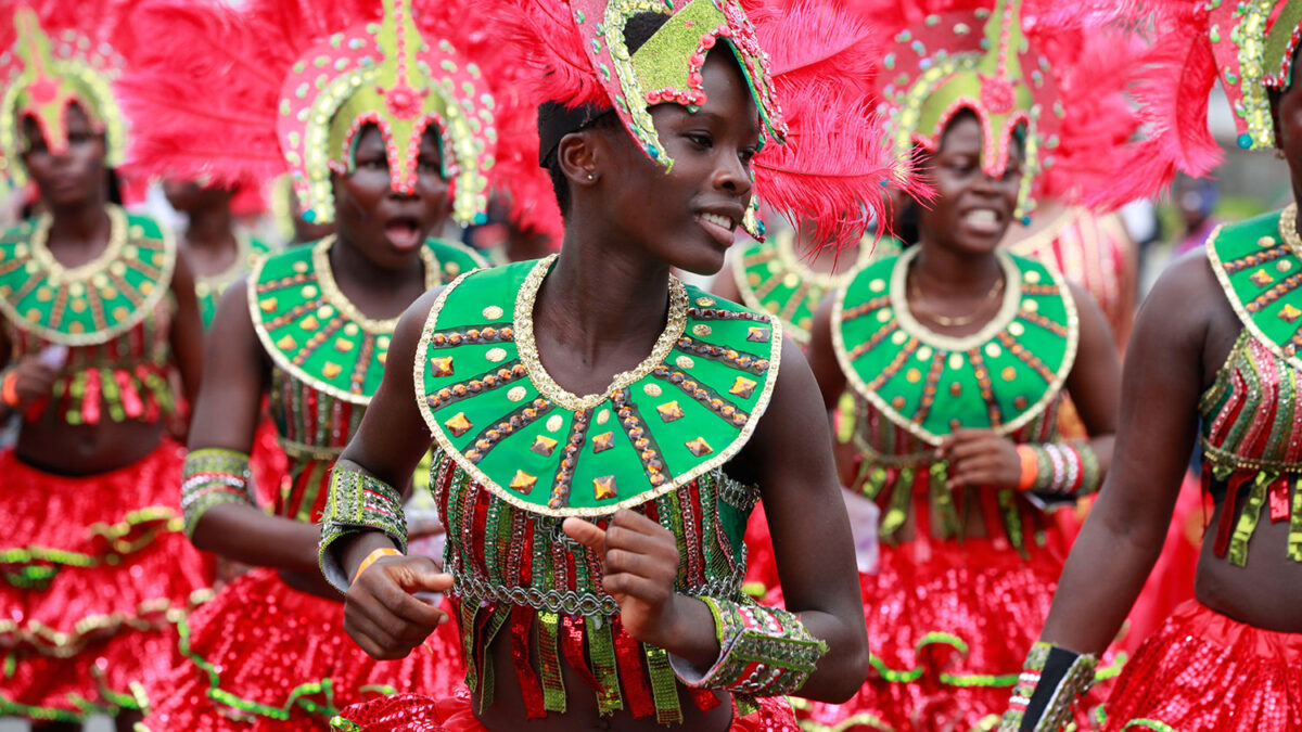 Lagos despide la Semana Santa celebrando sus carnavales