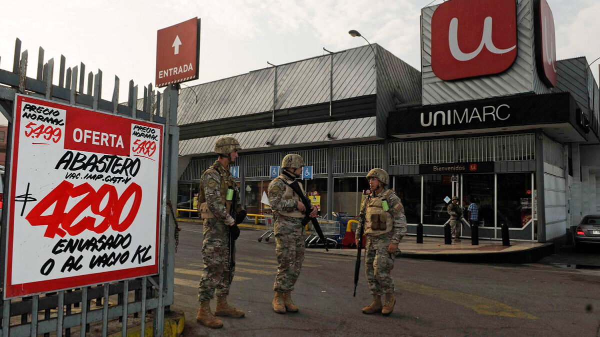 Máximo despliegue de seguridad en Chile para evitar saqueos y fugas tras el terremoto