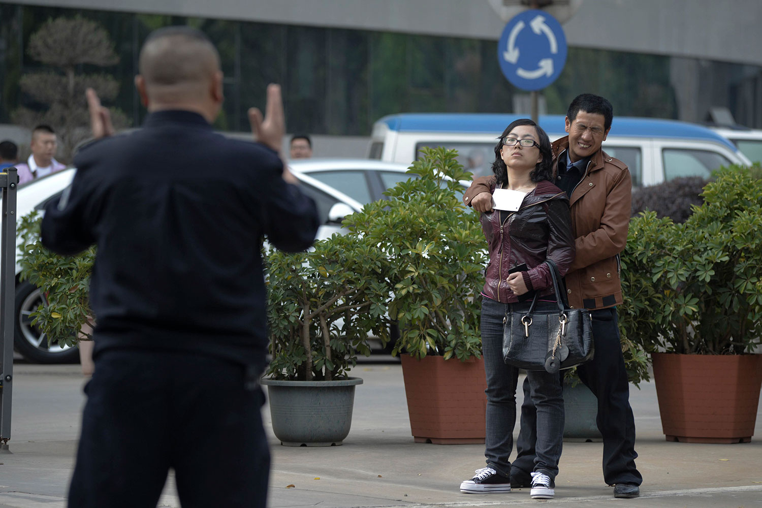 Un hombre toma como rehén a una mujer en una calle de Kunming