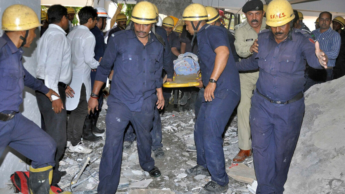 Tres muertos tras el derrumbe de un edificio en la India