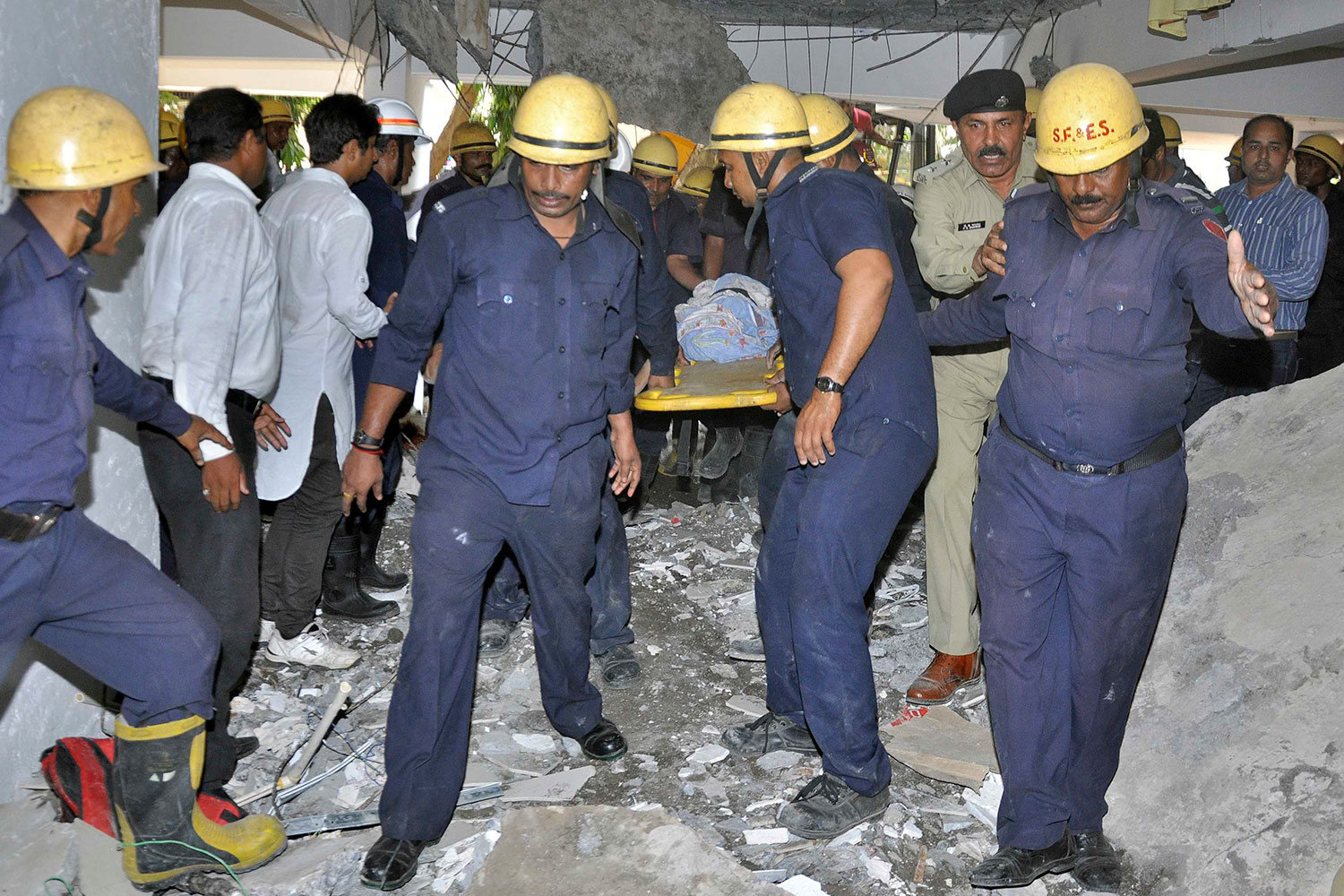 Tres muertos tras el derrumbe de un edificio en la India