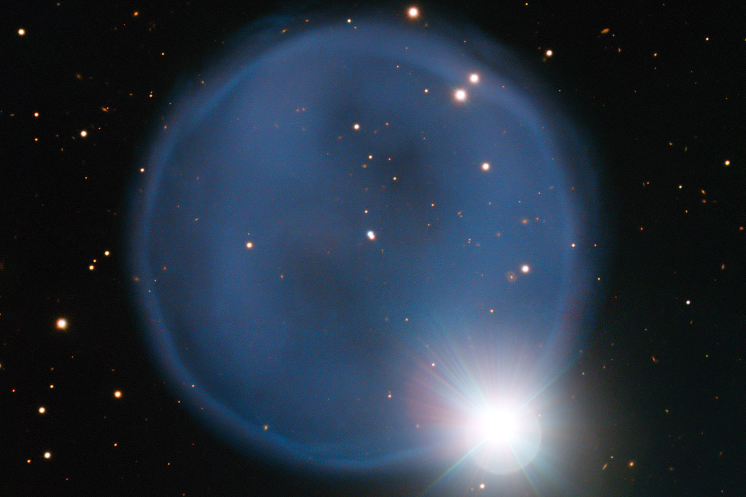 El encuentro entre una nebulosa y una estrella creo un anillo de diamantes