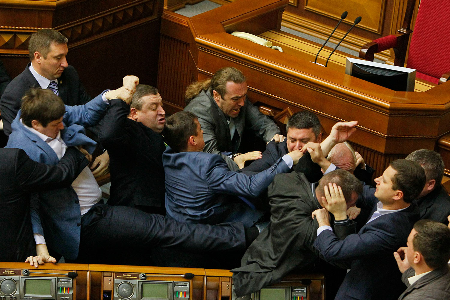 Diputados terminan a puñetazos en el Parlamento ucraniano