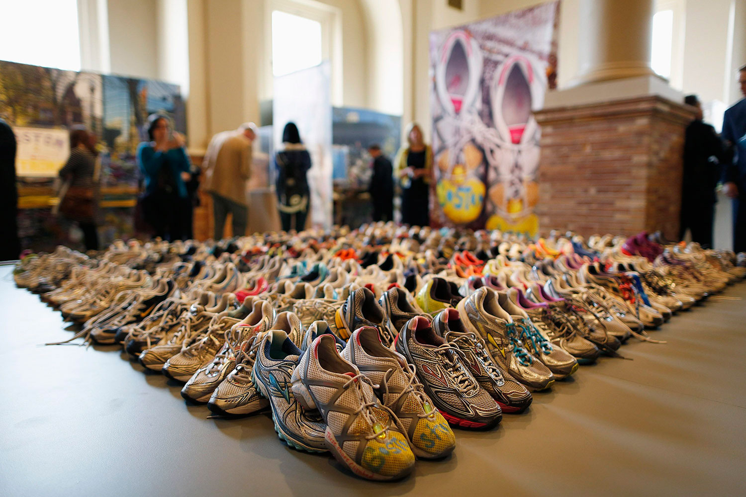 Bostón recuerda a las víctimas de la maratón con una exposición pública