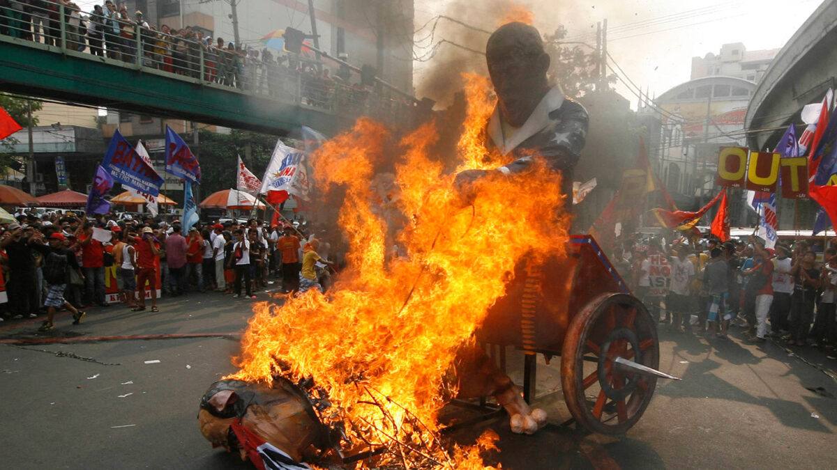 Filipinos protestan contra el acuerdo militar con EEUU