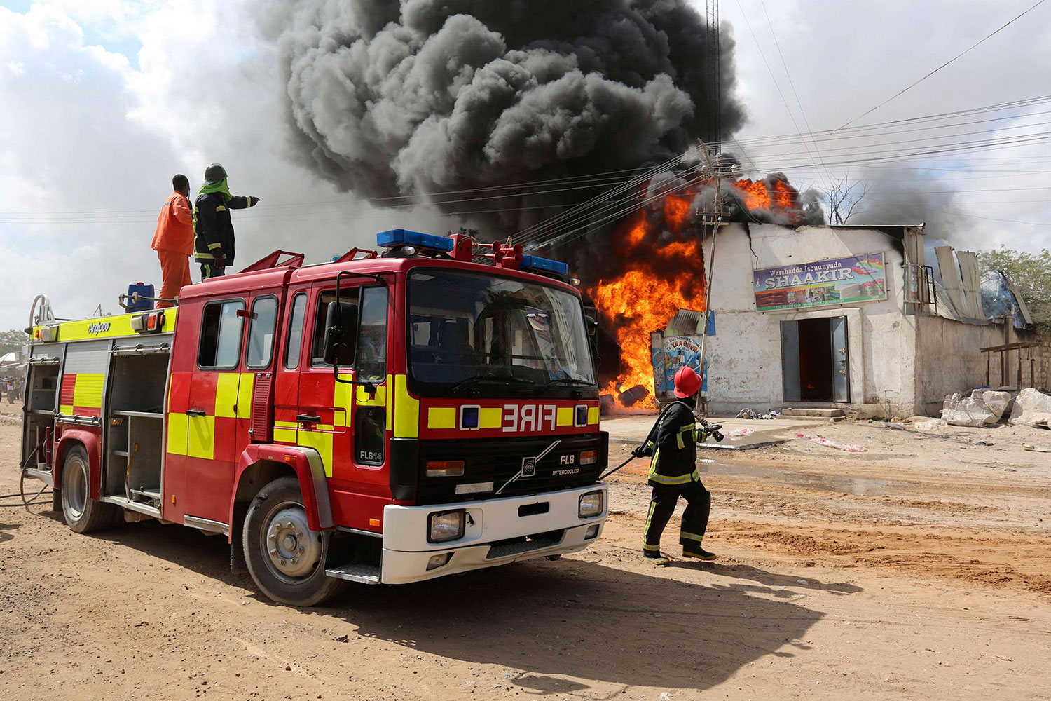 El incendio en una gasolinera de Hodan obliga a evacuar las tiendas aledañas