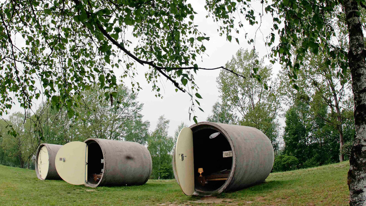 Habitaciones de hotel construidas en tubos de hormigón reutilizados