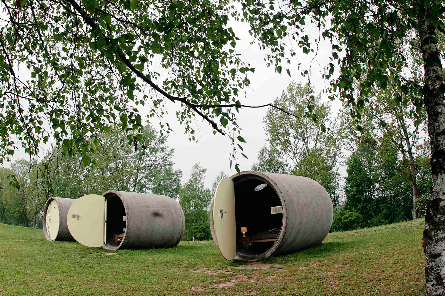 Habitaciones de hotel construidas en tubos de hormigón reutilizados