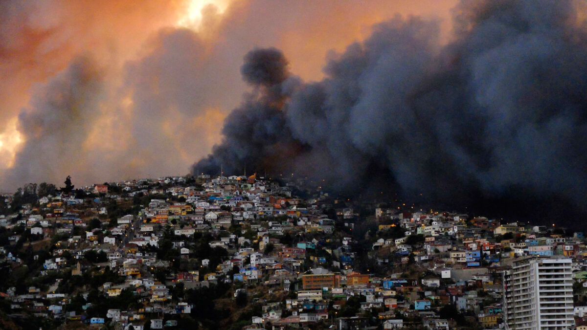 Un devastador incendio en Valparaíso deja 16 muertos