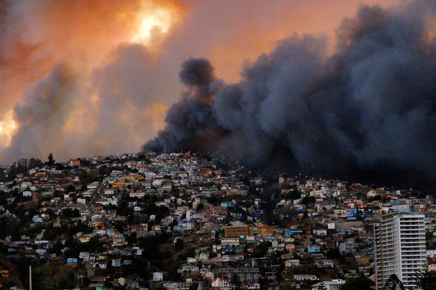 Un devastador incendio en Valparaíso deja 16 muertos