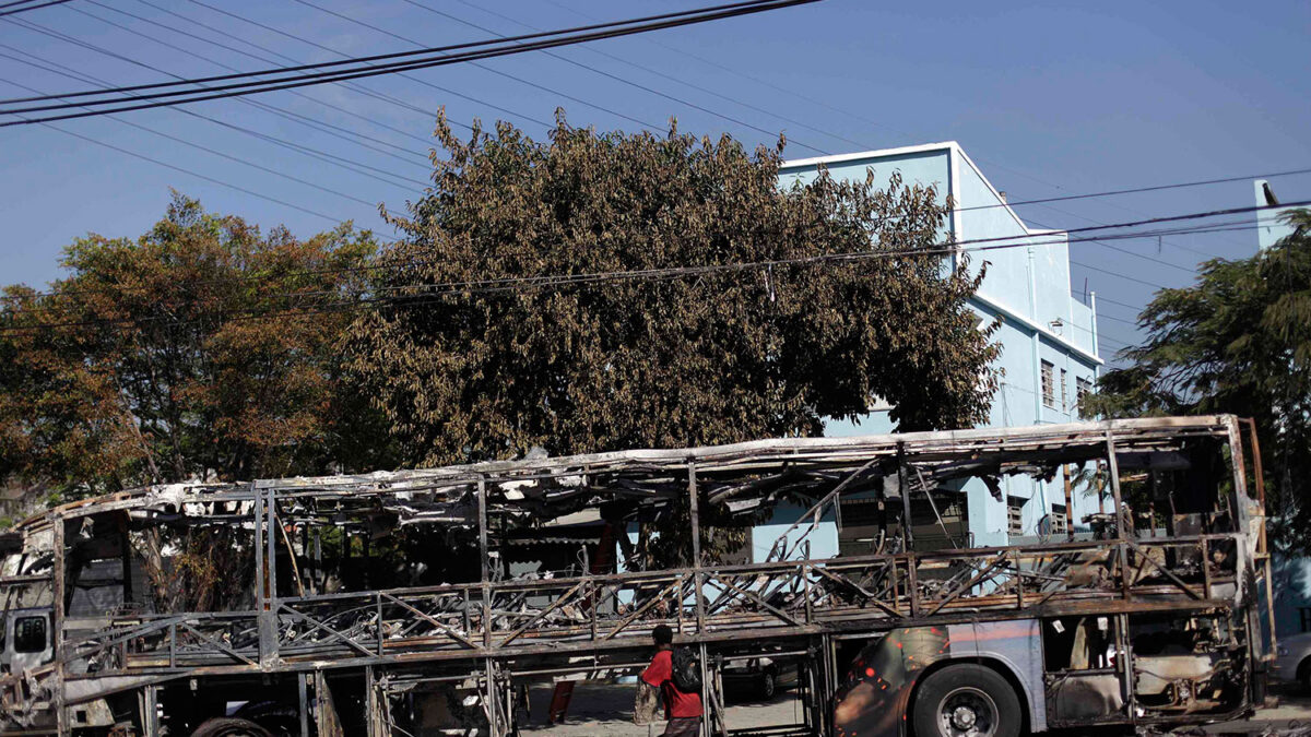 Queman varios autobuses públicos en otra jornadas de protestas en Río de Janeiro