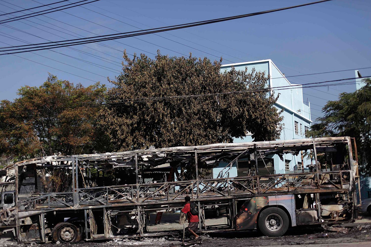 Queman varios autobuses públicos en otra jornadas de protestas en Río de Janeiro