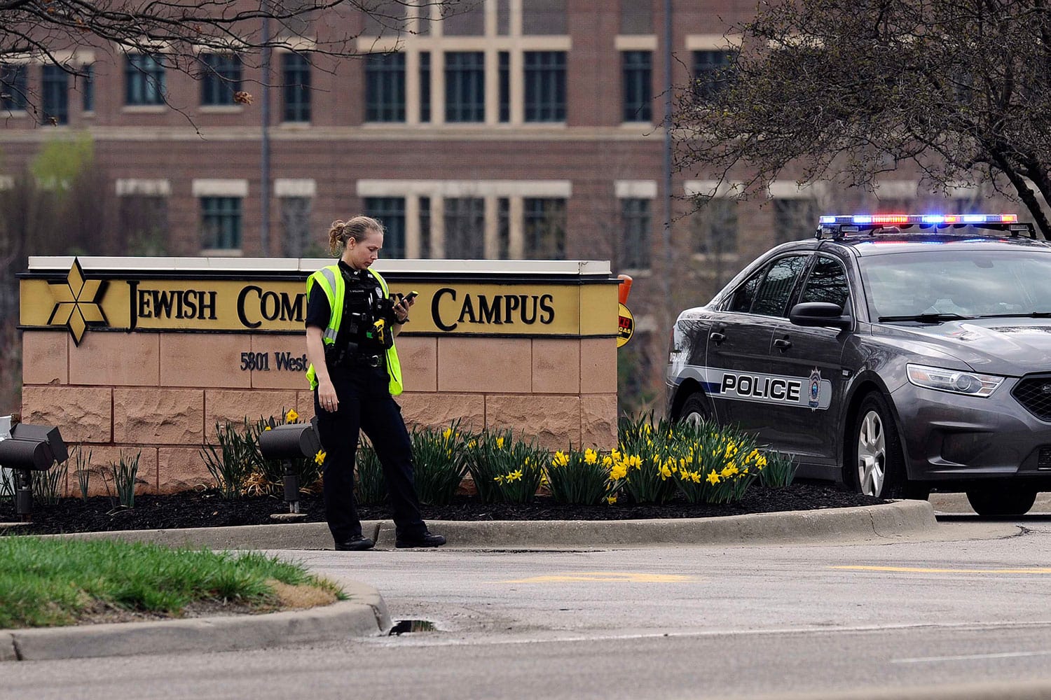 Un hombre abre fuego en dos centros judíos de Kansas matando a tres personas