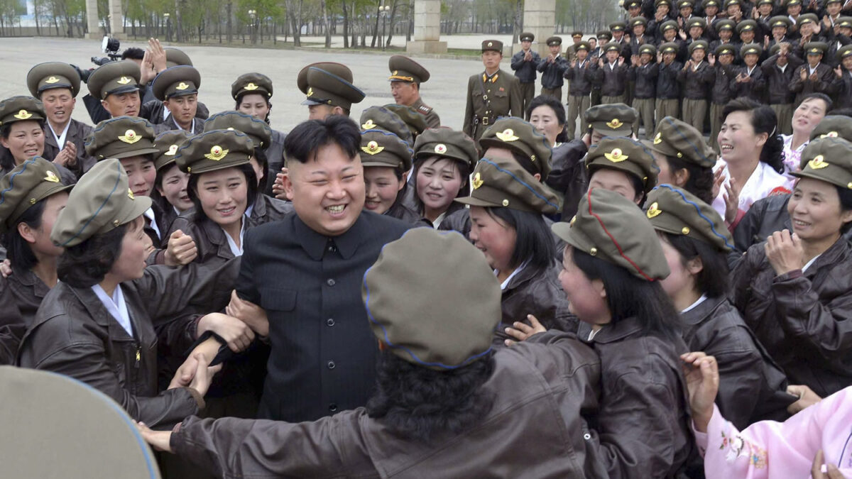 Kim Jong Un se da un baño de multitudes femeninas tras el desfile de pilotos del Ejército