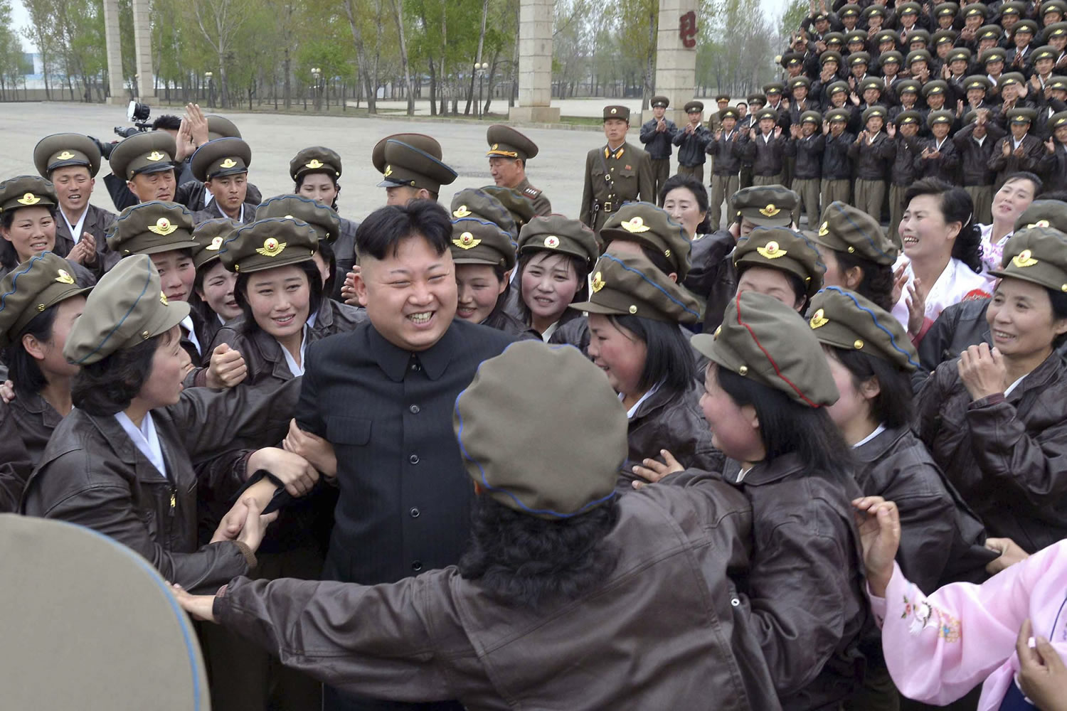 Kim Jong Un se da un baño de multitudes femeninas tras el desfile de pilotos del Ejército