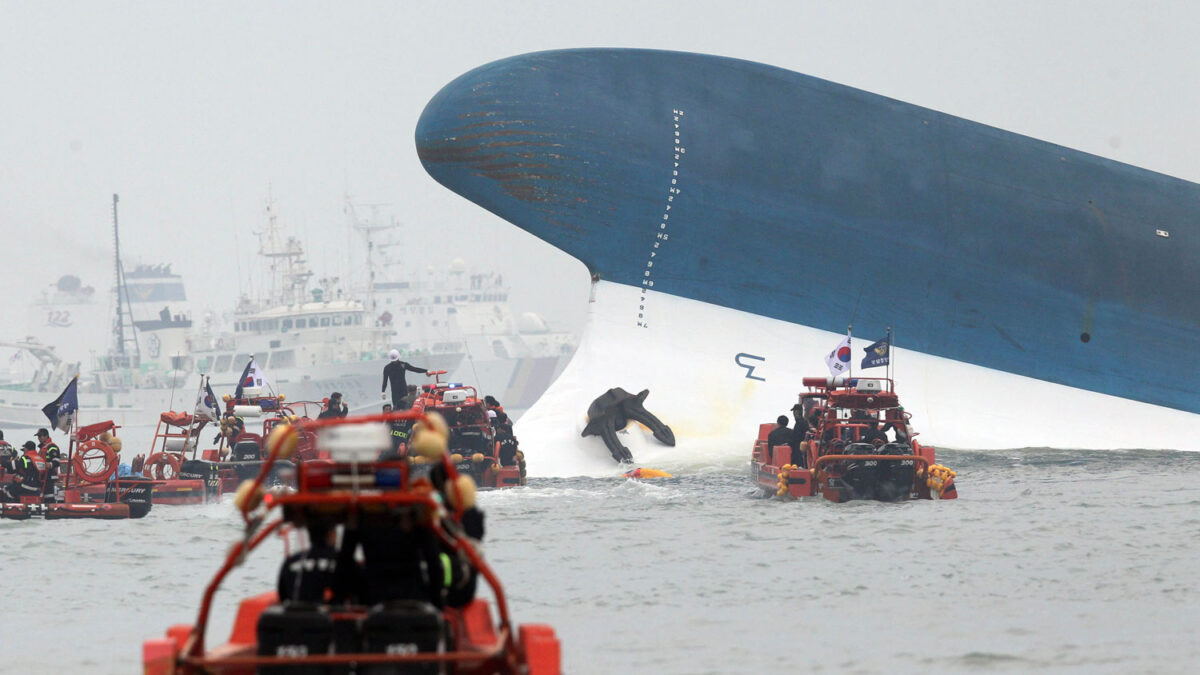 Cuatro muertos y 293 desaparecidos tras hundirse un barco de pasajeros en el Corea del Sur