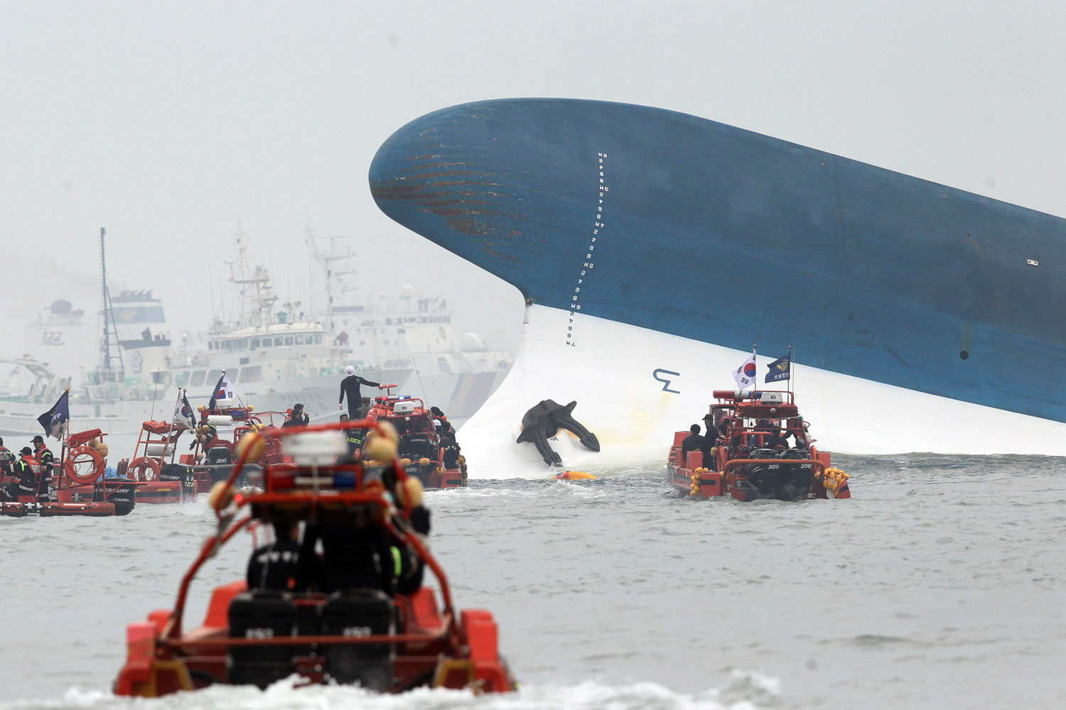 Cuatro muertos y 293 desaparecidos tras hundirse un barco de pasajeros en el Corea del Sur