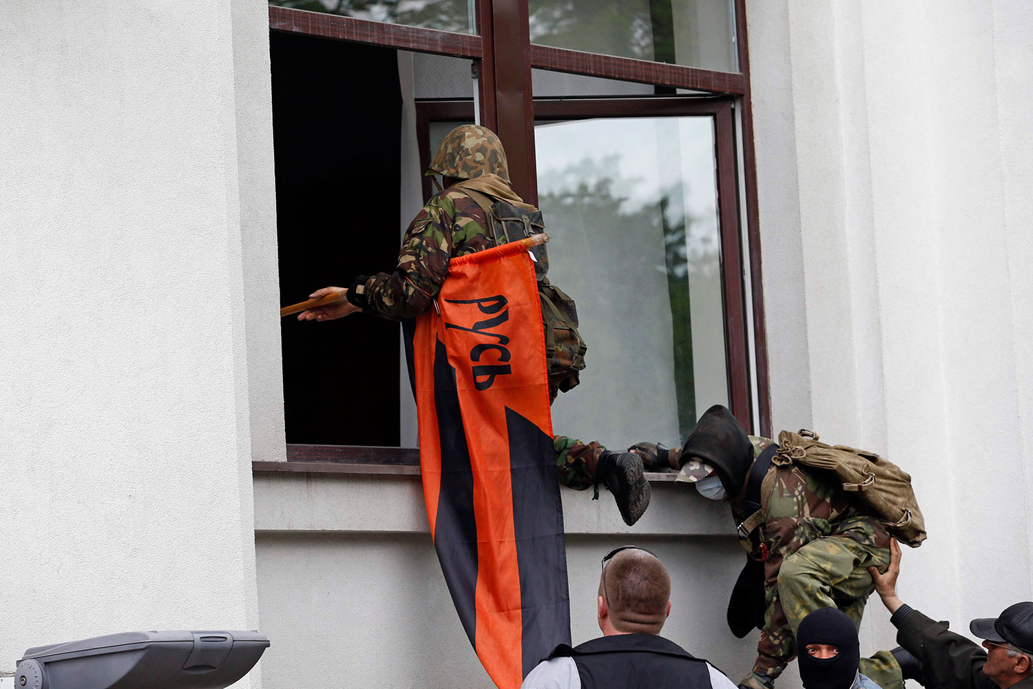 Milicias prorrusas ocupan la sede del Gobierno de Lugansk