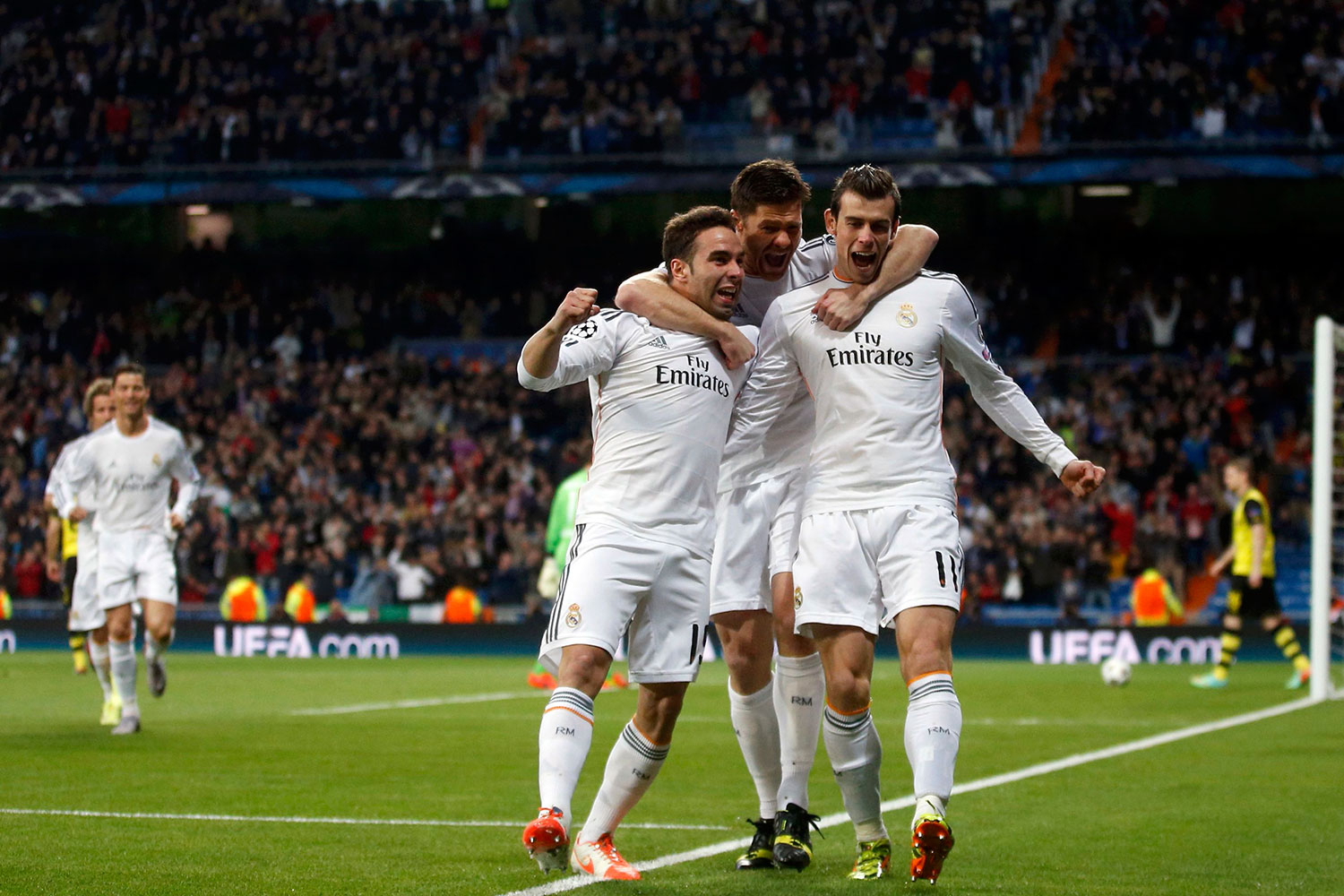 El Real Madrid se reconcilia con el Bernabeu y pone pie y medio en las semifinales de Champions
