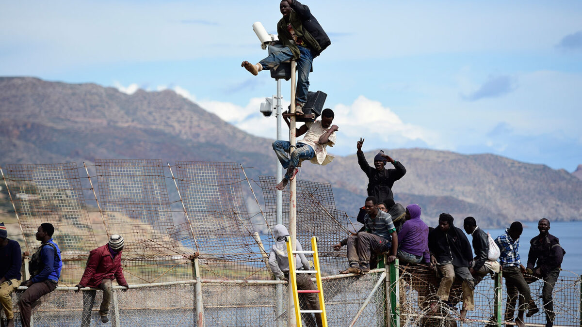 200 inmigrantes intentan saltar la valla de de Melilla