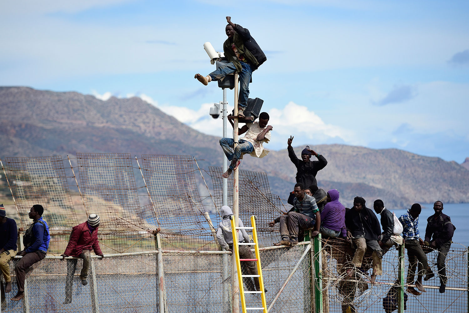 200 inmigrantes intentan saltar la valla de de Melilla