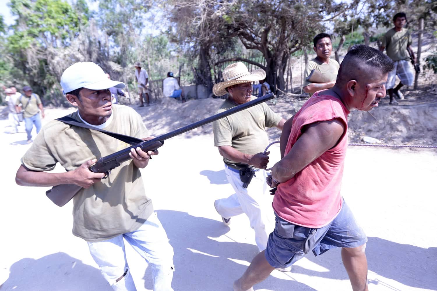 "¿Por qué llevan pistola?"