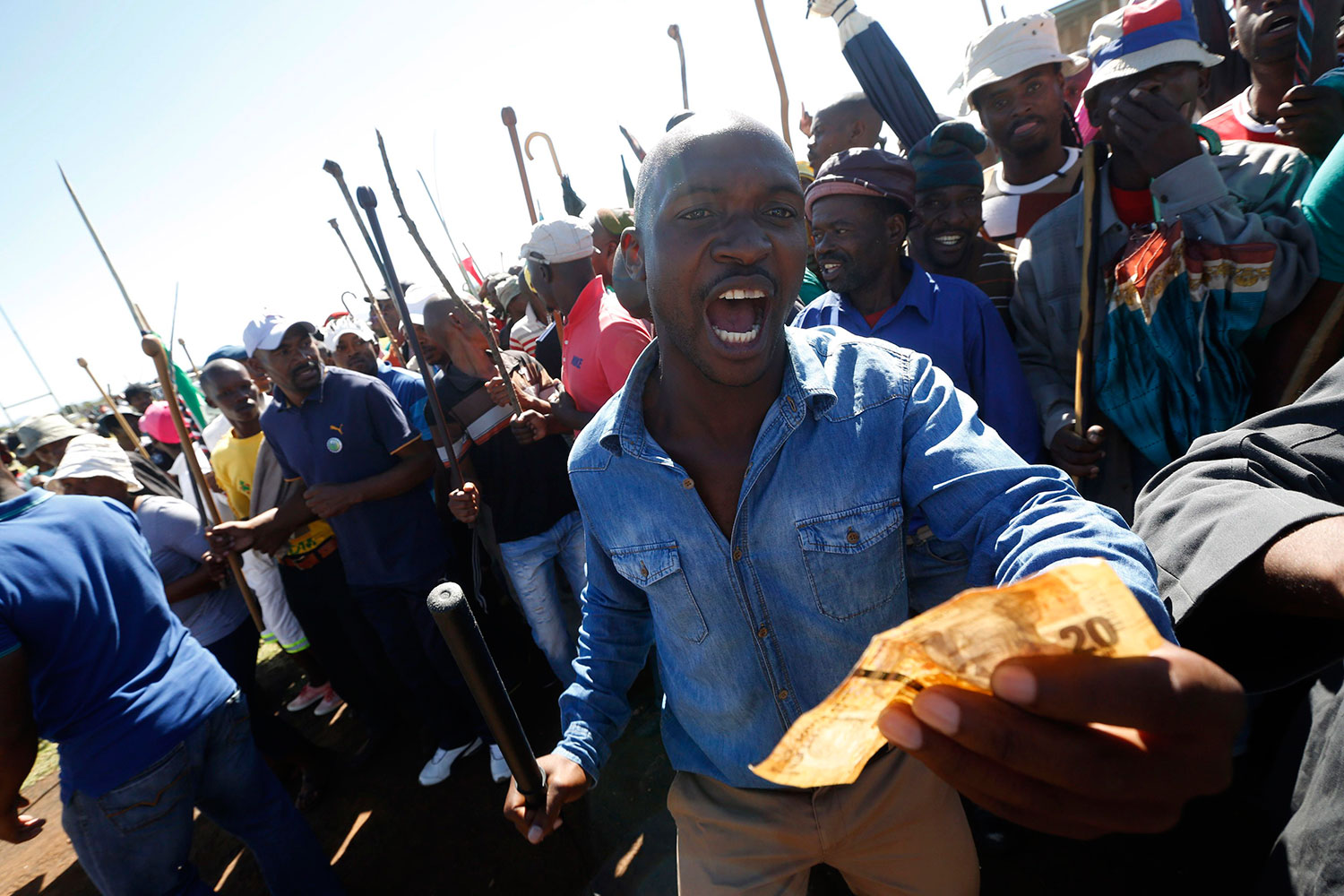 Los mineros del platino en Sudáfrica rechazan la última oferta salarial