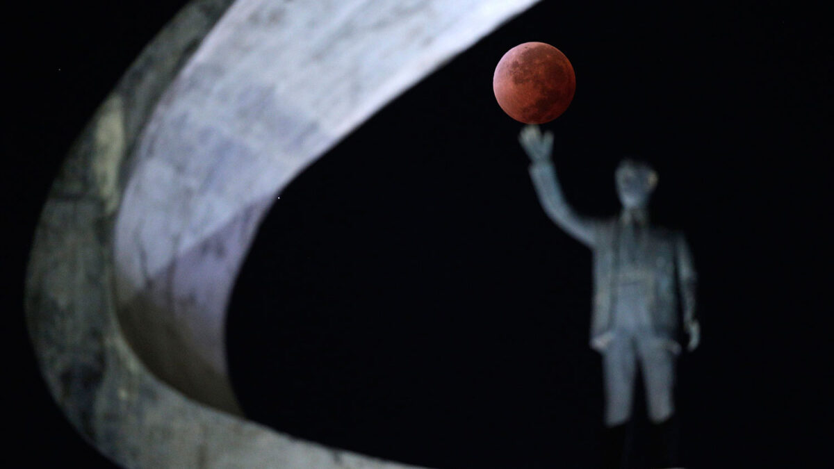 Alineamiento casi perfecto entre el sol, la tierra y la luna durante 78 minutos.