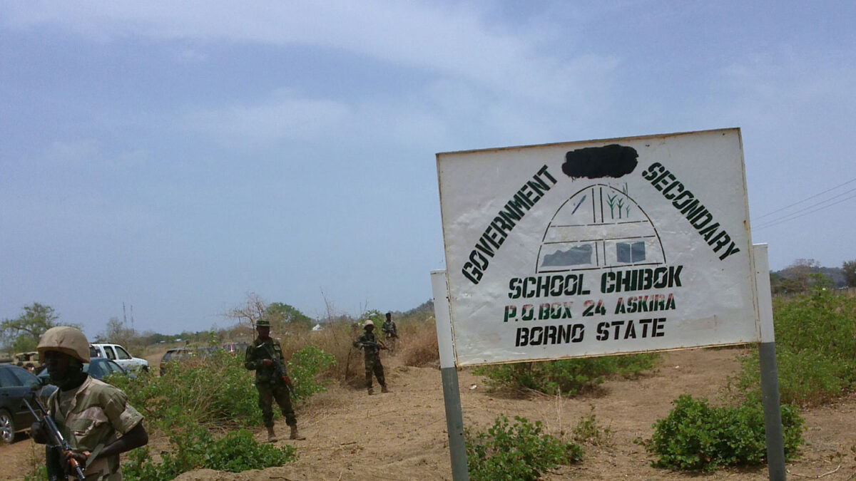 Los padres de las niñas secuestradas por Boko Haram buscan a sus hijas en el bosque de Sambisa