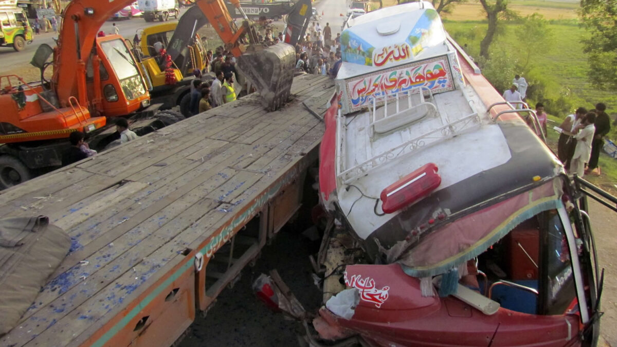 42 muertos al chocar un autobús y un camión en Pakistán