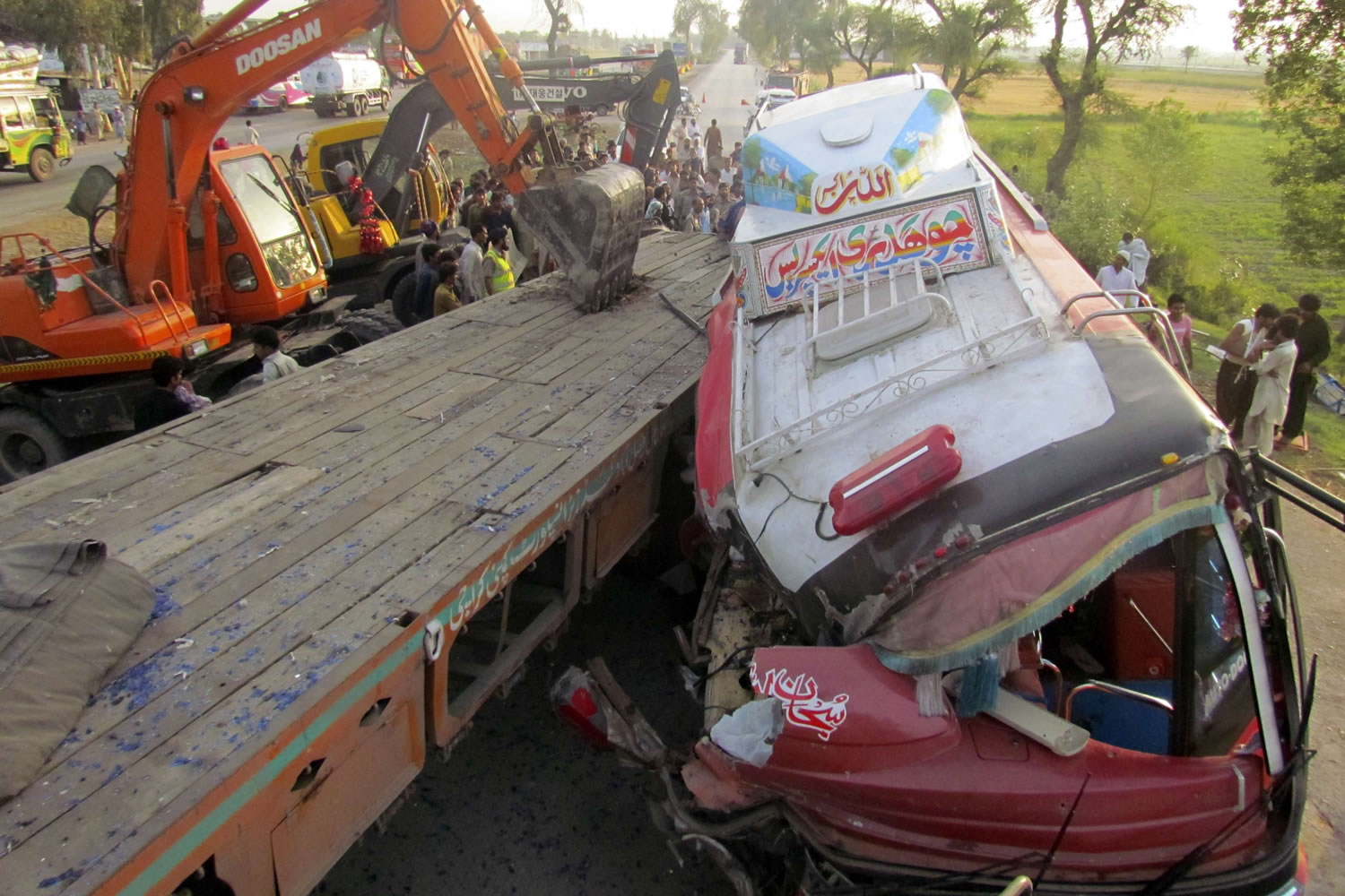 42 muertos al chocar un autobús y un camión en Pakistán