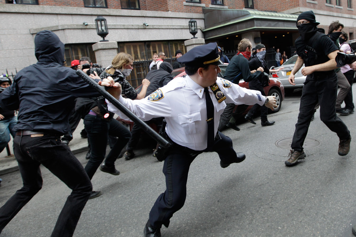 La Policía de Nueva York lanza una campaña para mejorar su imagen que se vuelve en su contra