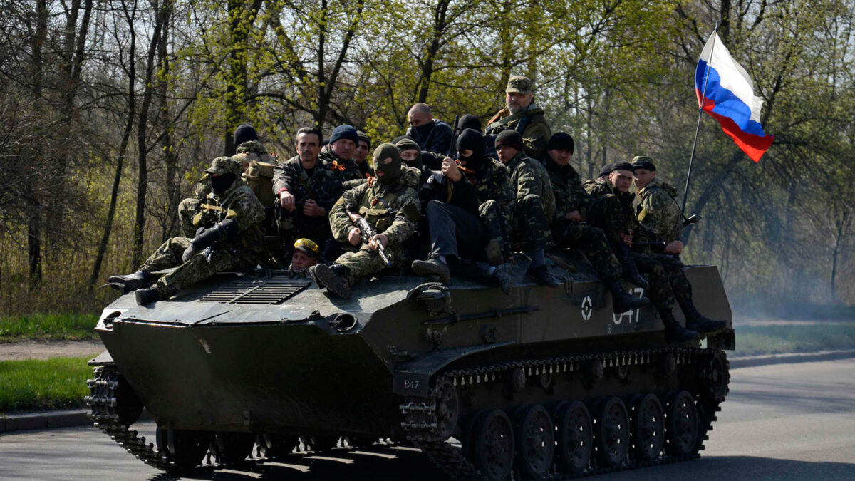 Un convoy de blindados con milicianos prorrusos entra en Slaviansk.