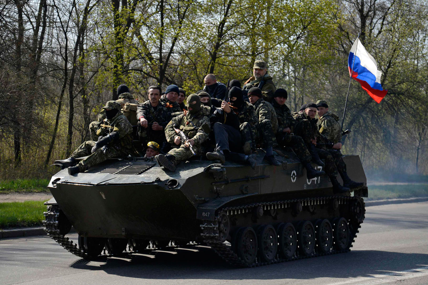 Un convoy de blindados con milicianos prorrusos entra en Slaviansk.