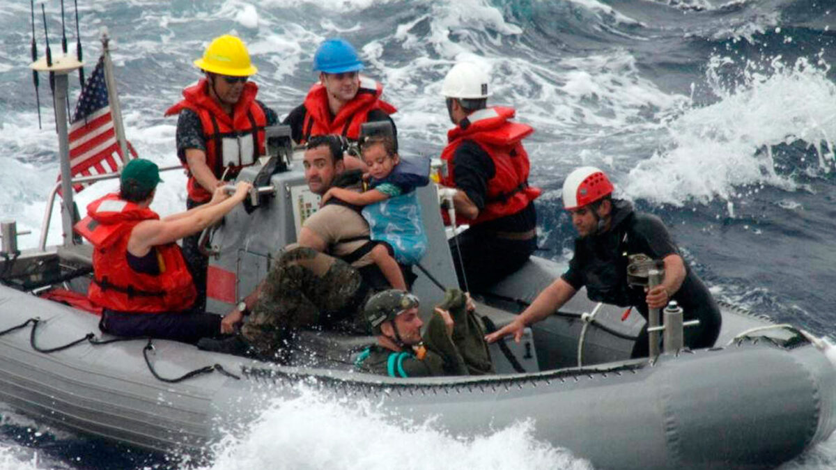 La Fuerza Naval de EEUU rescata a una familia a la deriva en el océano Pacífico