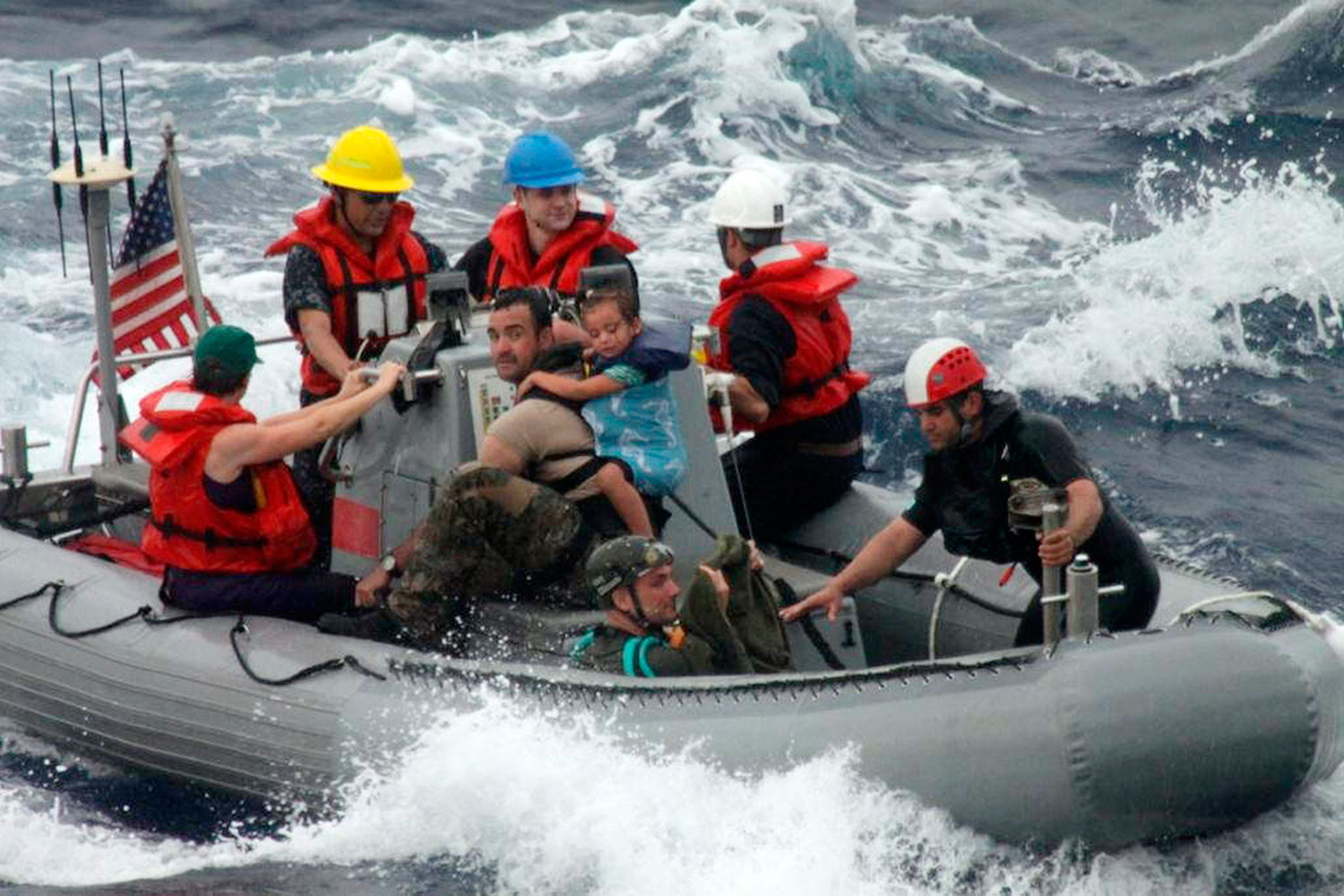La Fuerza Naval de EEUU rescata a una familia a la deriva en el océano Pacífico