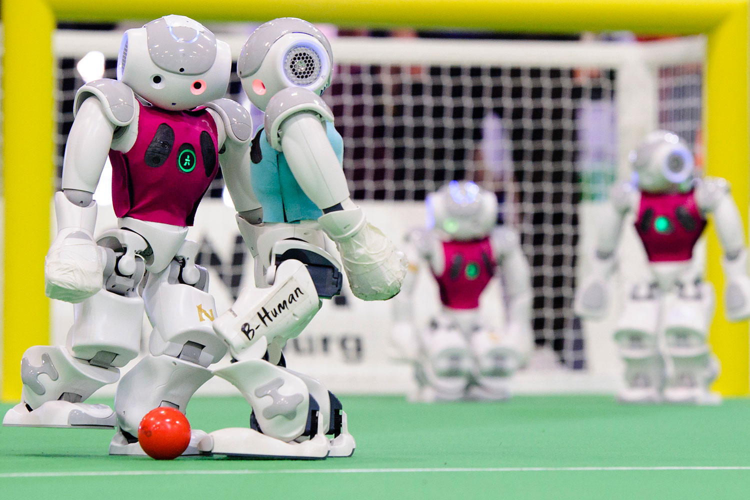 RoboCup 2014 un torneo de fútbol con jugadores robóticos