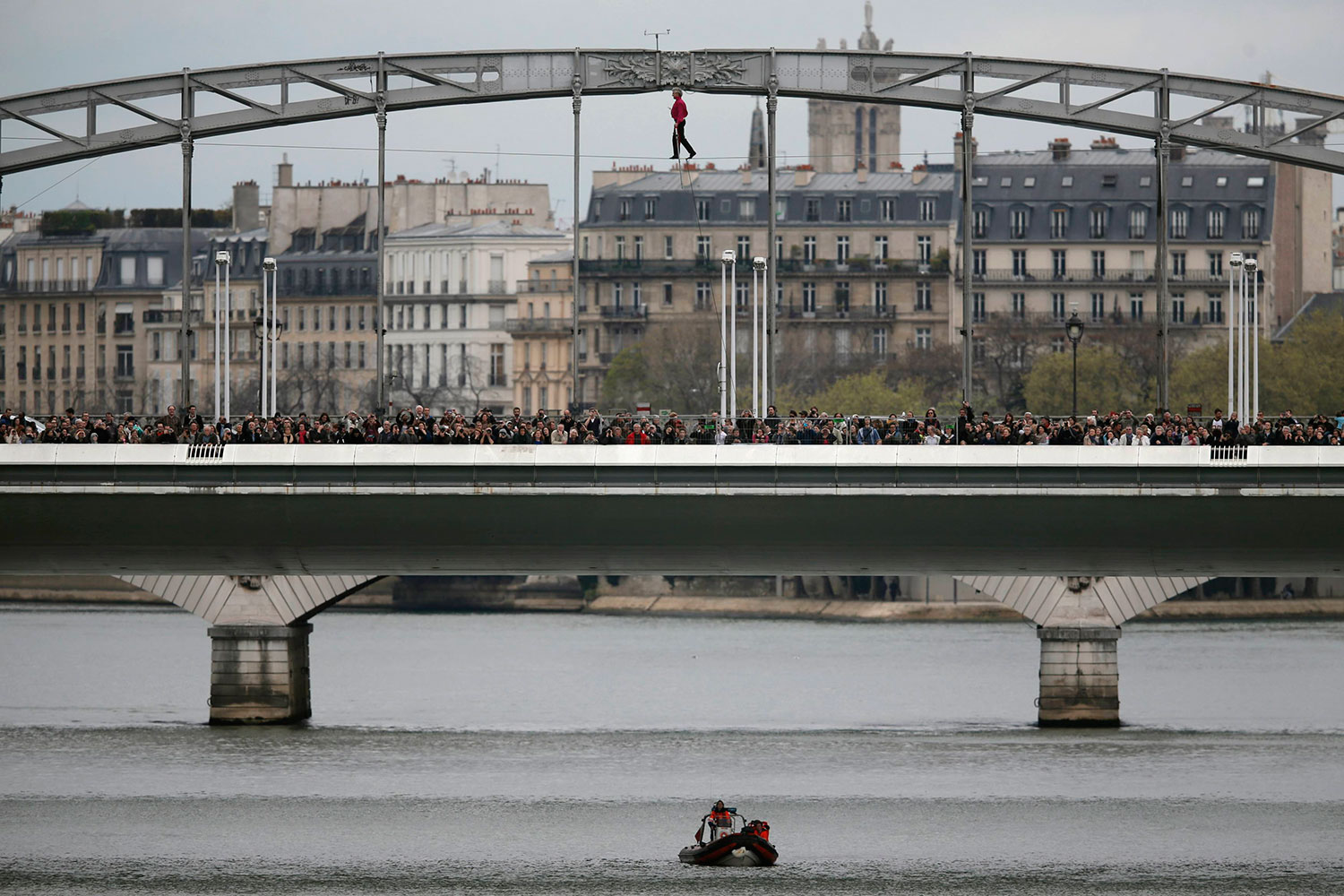 El funambulista Denis Josselin cruza el río Sena caminando por un cable a 25 metros de altura