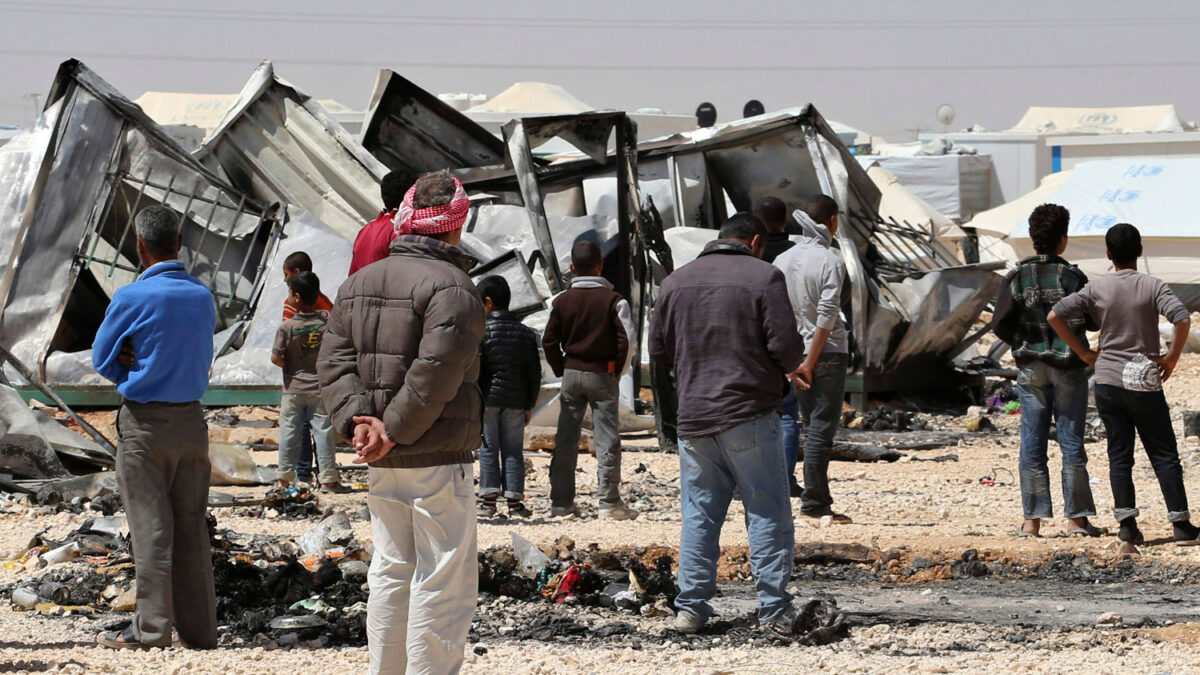 Refugiados sirios se enfrentan a la policía en el campo de Zaatari