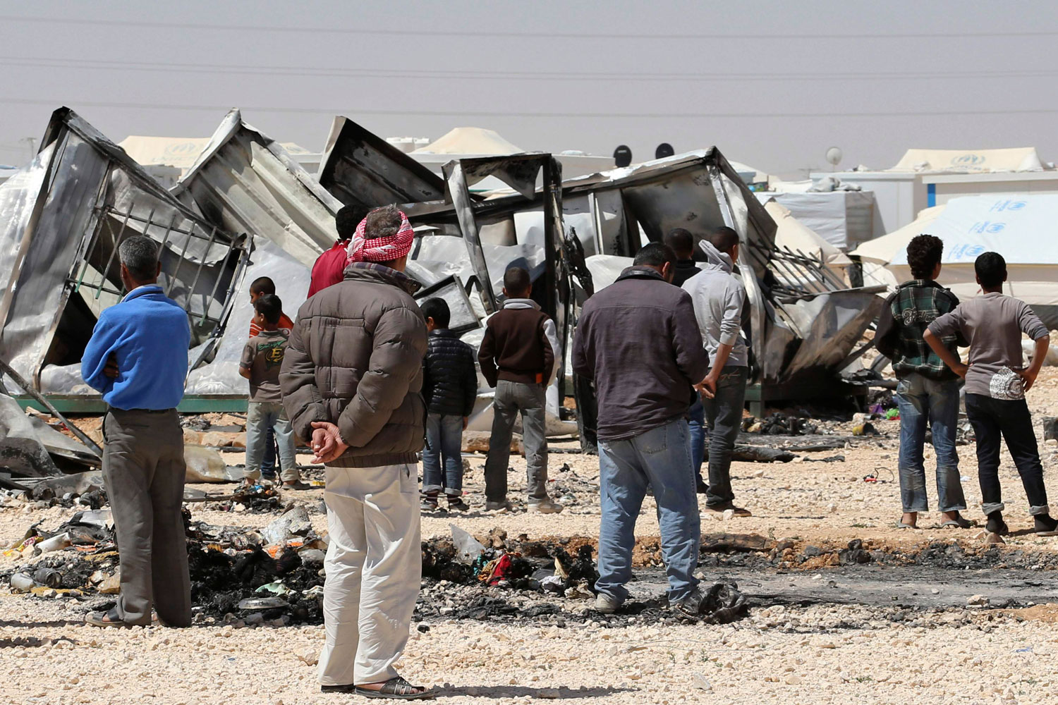 Refugiados sirios se enfrentan a la policía en el campo de Zaatari