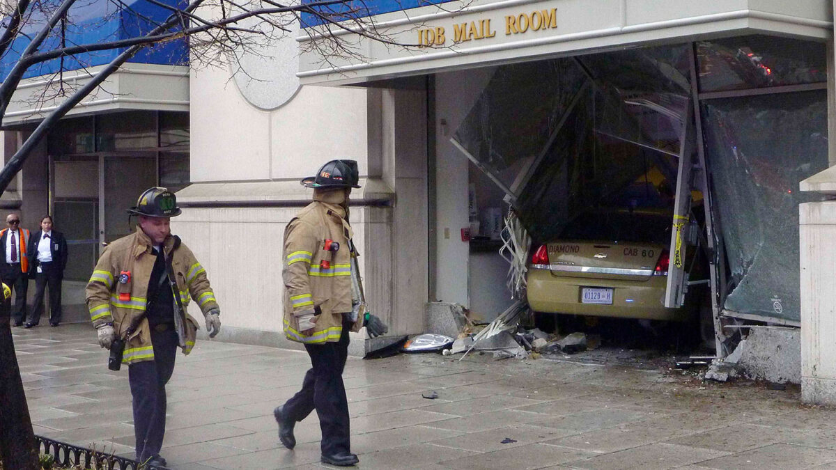 Un taxi se estrella contra el Banco Interamericano de Desarrollo en Washington