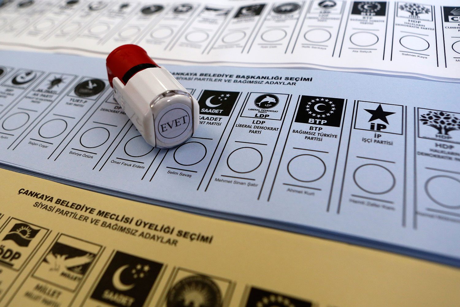 Papeletas marcadas a favor de la oposición aparecen en bolsas de basura de cinco escuelas turcas